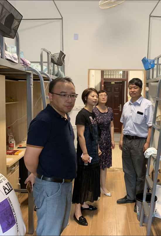 1577429234.jpg 2019年9月13日【物联网与软件技术学院】中秋佳节物联网与软件技术学院深入员工宿舍.jpg